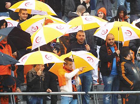 הקהל של בני יהודה לא נרתע מהגשם (אלן שיבר)