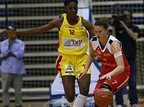 תצוגת ענק שלה. טיפאני ג'קסון (איגוד הכדורסל)