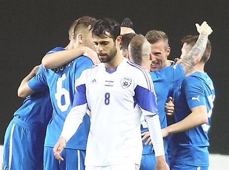 בן בסט על רקע שחקי סלובקיה המאושרים (אלן שיבר)