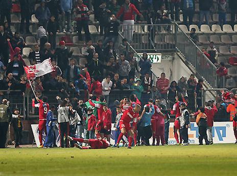 עכשיו אפשר לחגוג. שחקני סכנין עם האוהדים