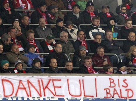 ביציע ניסו לתמוך באולי הנס (GETTYIMAGES)