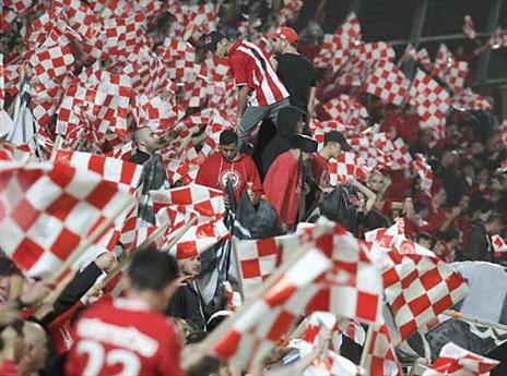 אוהדי הפועל, היו ביניהם גם זורקי חפצים (אלן שיבר)