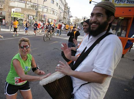 והיה גם הפנינג מסביב (צילום: פלאש 90)