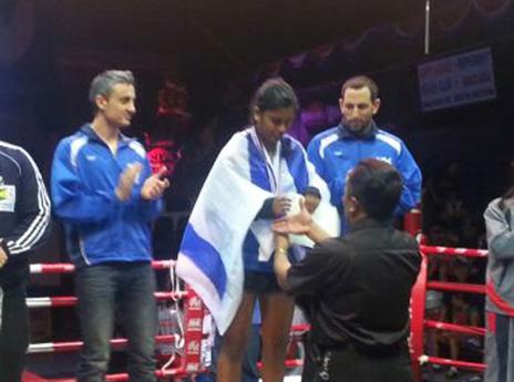 לא שוכחת את הדגל...