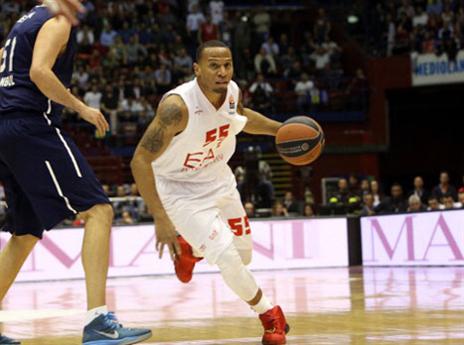 הרבה יונח על כתפיו. ג'רלס (gettyimages)