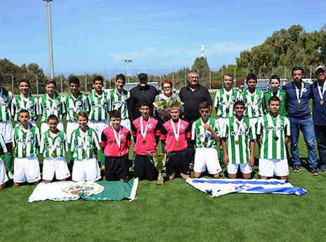 הקבוצה עם הגביע (ג'ו הירש, באדיבות האתר הרשמי)