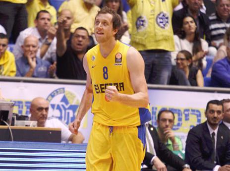 "הוא איתנו בסדרה". אינגלס