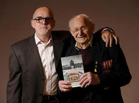 ג'ונס עם הספר שהוציא