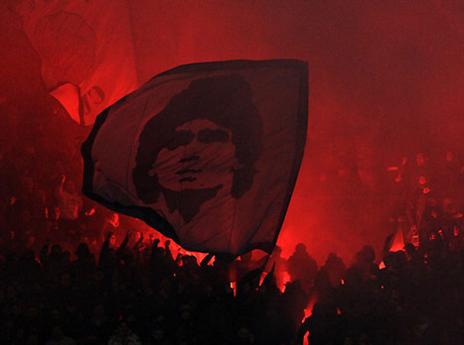 אוהדי נאפולי באותו משחק. עדיין נאחזים בדייגו (gettyimages)