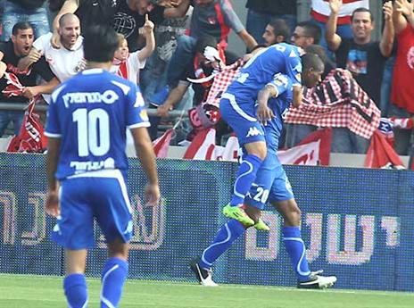 שער אופייני שלו. פלט (צילום: אלן שיבר)