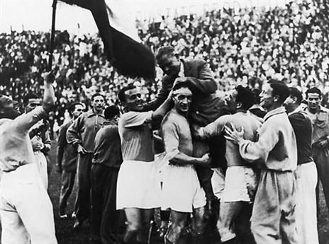 המאמן ויטוריו פוצו ושחקניו (gettyimages)