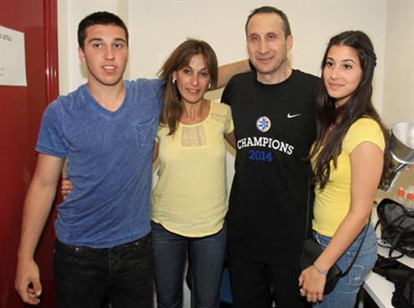 מצד אחד, החיים בחיק המשפחה