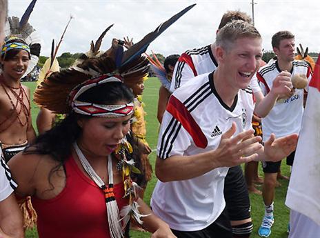 שווינשטייגר מתבדח עם האינדיאנית (gettyimages)