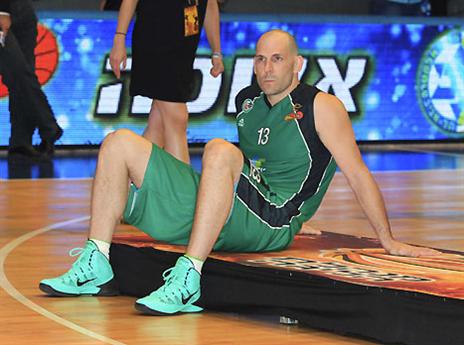 קוז'יקרו כבר נגע בעוד צלחת, אבל היא חמקה ממנו