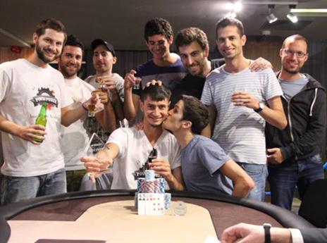 אייל "קסיאס" אשכר במרכז, עם הגביע