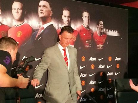 ההצגה מתחילה. ואן חאל