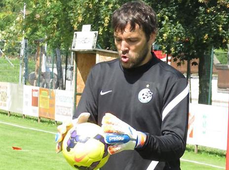 מתקשר עם ההגנה בעברית. סטויקוביץ' (מכבי חיפה, האתר הרשמי)