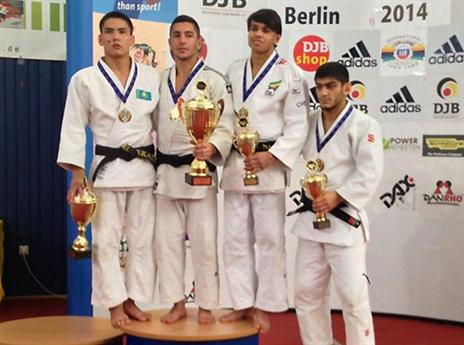 בן דוד עם הגביע היוקרתי במרכז