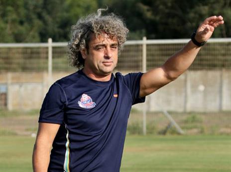 "עבדנו קשה חודש וחצי". עטר (רמי כהן שמאלי)