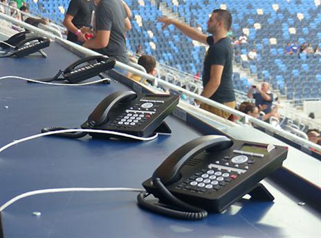 טלפונים בתא התקשורת. לוקסוס