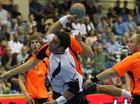 יריבות קשות לנבחרת. עומר דבדה מול הולנד (צילום: דוד פליגל)