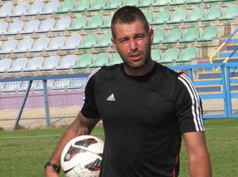 תום אלמדון. כפל תפקידים