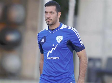 "בזרוע נטויה". אופיר מרציאנו במו ידיו הביא לישראל 3 נקודות (צילום: אלן שיבר)