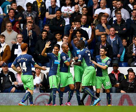 שומר על המאמן שלו. אמאובי (getty)