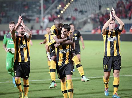 בית"ר קבלה מתנה מהפועל. ביציע ועל כר הדשא (אלן שיבר)