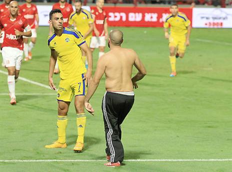 אוהד פרץ למגרש ותקף את זהבי