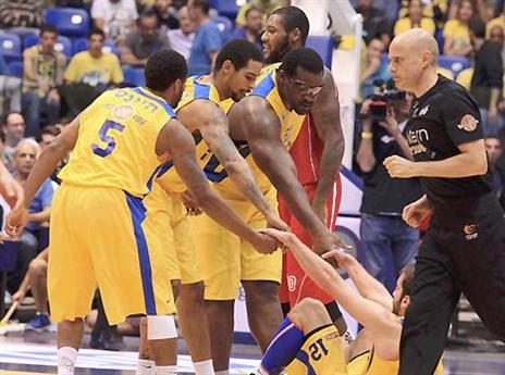 מי יכול להתעלות כאן? שחקני מכבי (אלן שיבר)