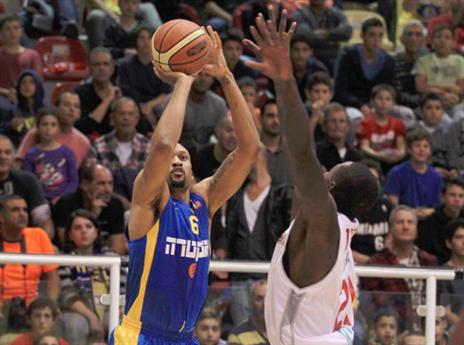 גם סמית' תרם את חלקו לפער הגבוה (צילום: אלן שיבר)