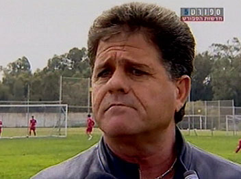 אפרים גבאי זעם על השחקנים במחצית (תמונת ארכיון)