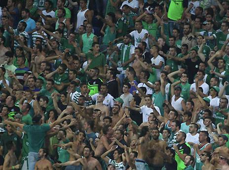 אוהדי מכבי חיפה, ישלטו ביציעים בסמי עופר (אלן שיבר)