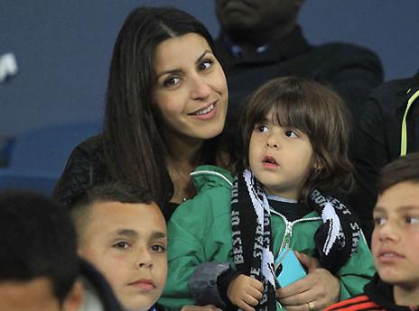 האישה, ובניון ג'וניור עודדו מהיציע (אלן שיבר)