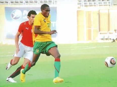 מנגולו במדי קמרון הצעירה