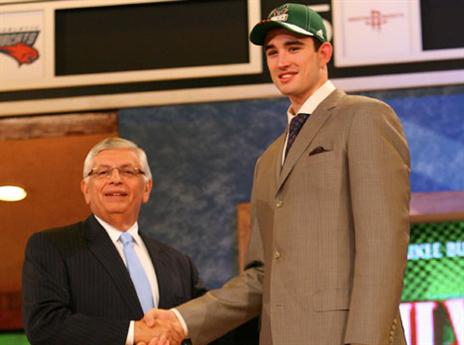 ב-NBA זה לא הלך. אלכסנדר עם דייויד סטרן (gettyimages)