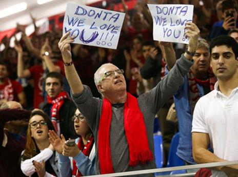 למרות האצבע המשולשת, הקהל אוהב את במית' (עודד קרני)