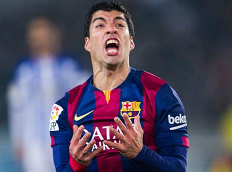 סוארס חושף את השיניים המפורסמות