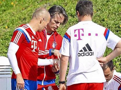 חתום בנשיכה... טוב, לא ממש. רובן מקבל טיפול (צילום מסך מ'בילד')