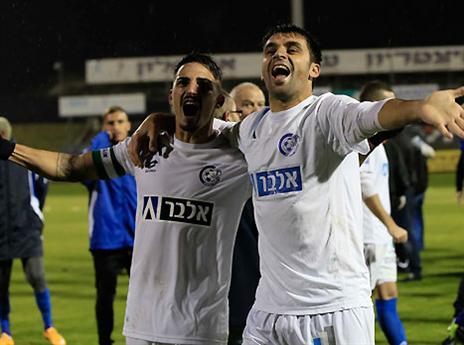 עכשיו מכבי ת"א מחכה להם. שחקני אשקלון (צילום: צפריר אביוב)