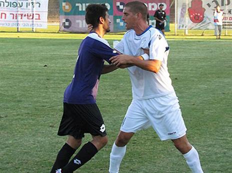 גבע ברקאי. "התגעגעתי לדשא" (חאדר אניס, דאבל פס)