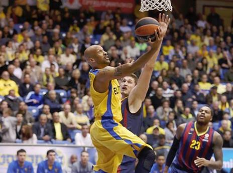 לפחות שלשה אחת במשחק. סמית' (אלן שיבר)