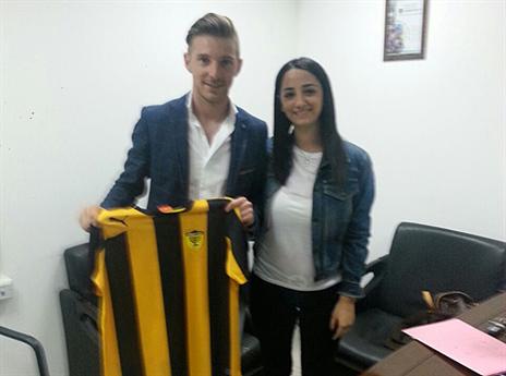 אנטל עם הסוכנת, ויקי ואקנין