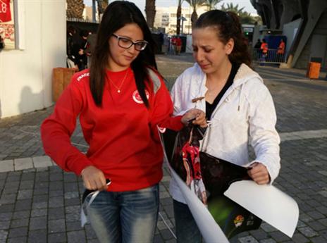 אוהדות קורעות שלט של ורמוט. "הוא לא סמל" (אלן שיבר)