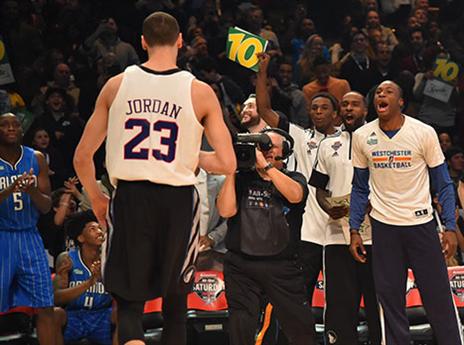 כולם נעמדו על הרגליים (getty)