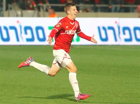 קרויף ורמון פגעו בו. רייכרט (אלן שיבר)