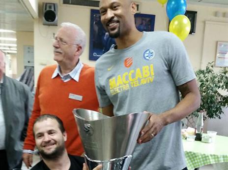 הכוכב הלוהט של מכבי, דווין סמית', במהלך הביקור