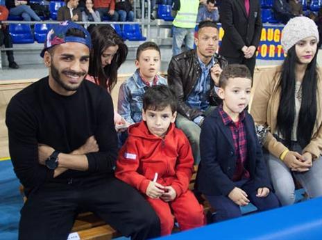 שחקני הכדורגל צפו מהיציע (getty)
