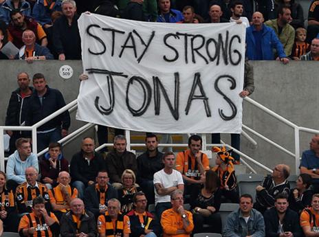 גם האוהדים היריבים תמכו בארגנטיני בזמן המחלה (getty)